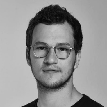 Imagen en blanco y negro de un hombre con lentes

Descripción generada automáticamente